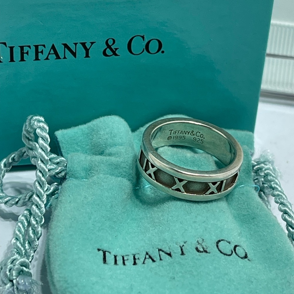 - Tiffany and Co. Atlas Ring size6 in silver 925. Comes with pouch and box. - Picture 3 of 14